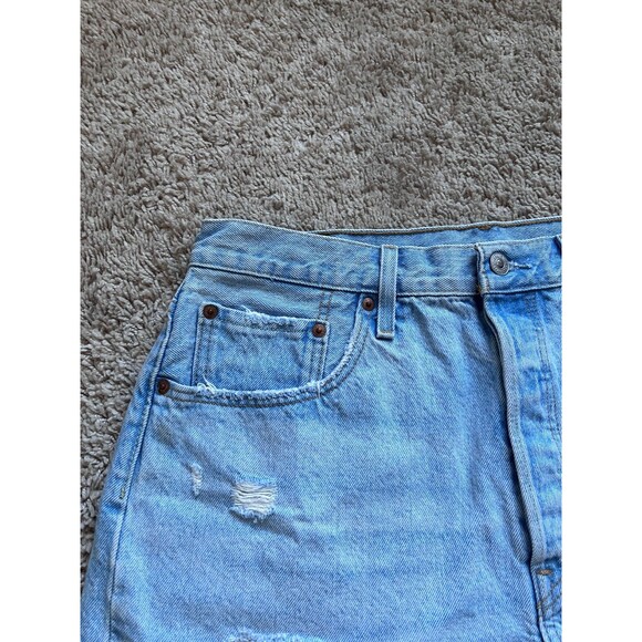Levi's 501 Distressed Button-Fly Shorts in Light Wash Size 32 - Picture 2 of 6